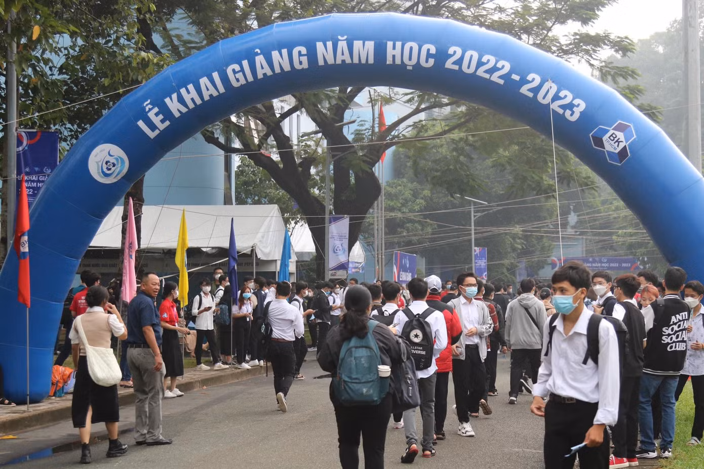 Lễ khai giảng của trường ĐH Bách khoa (ĐHQG TP. HCM) với sự tham dự của 5.000 tân sinh viên.