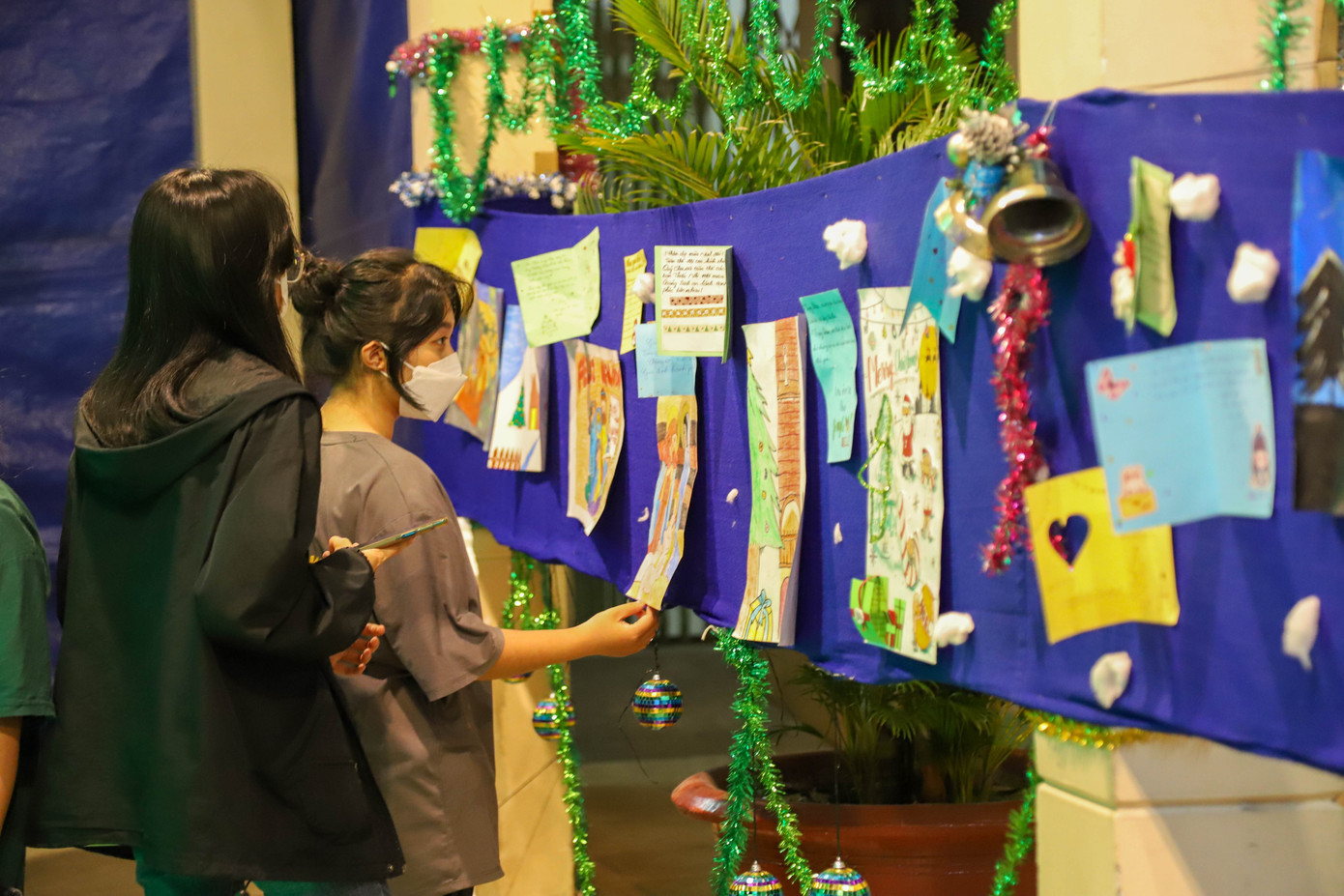 Vũ Thị Hoài Thương và nhóm bạn của mình đang là sinh viên ở KTX khu B (ĐHQG TP. HCM), không có xe máy để di chuyển xa nên quyết định đi bộ đến nhà thờ Đông Hòa, cách KTX khoảng 1km để tham quan và chơi Noel.