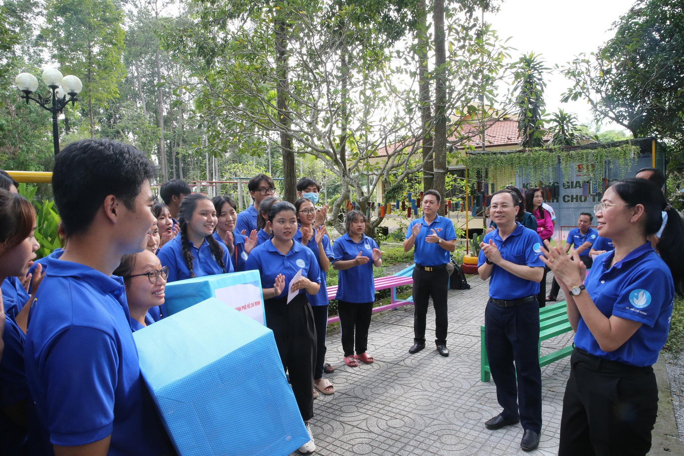 Bí thư Thành Đoàn TP. HCM Phan Thị Thanh Phương đã thăm và động viên các sinh viên tình nguyện đang tham gia chiến dịch 'Mùa Hè Xanh' tại An Giang.