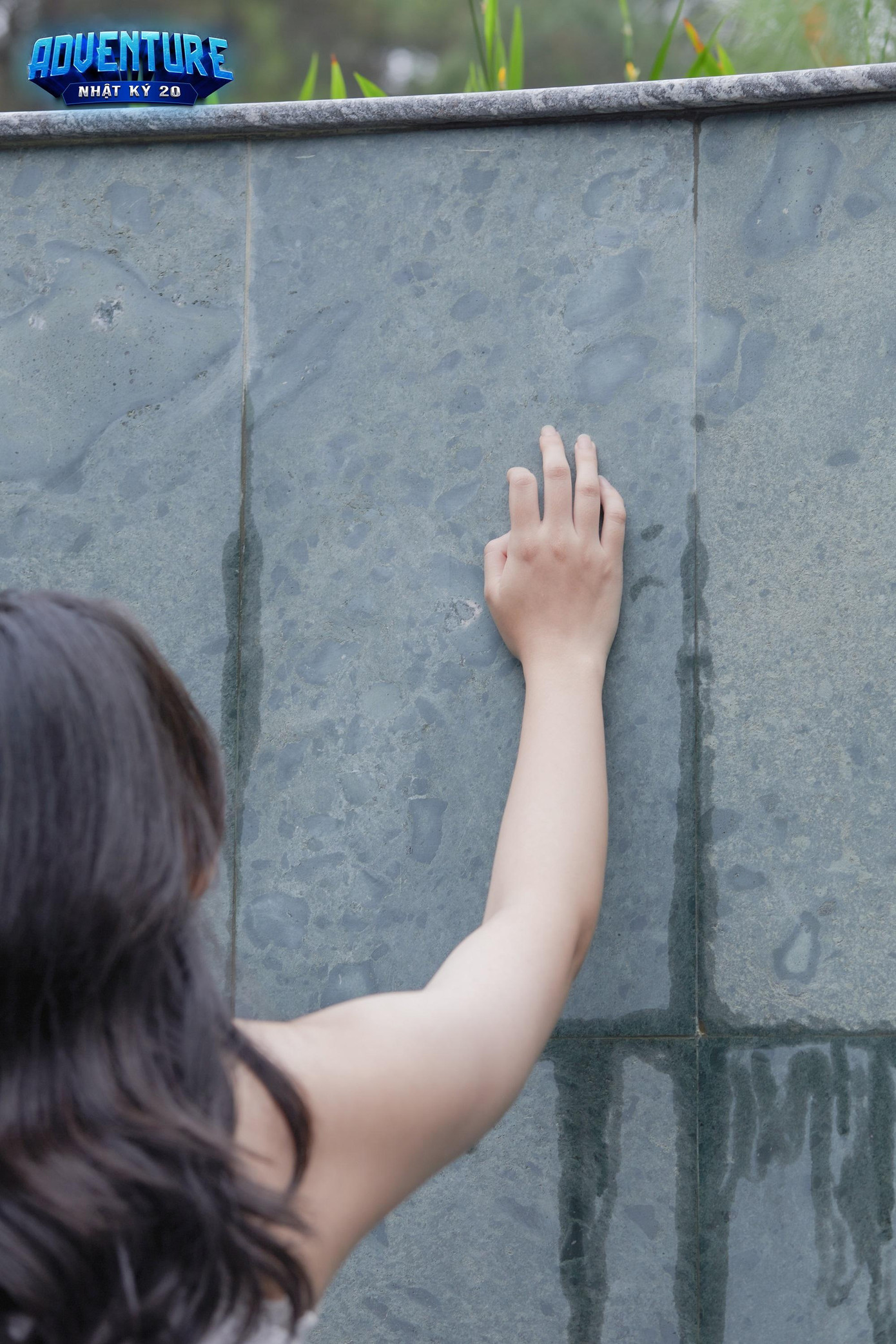 Khi đã xác định được mục tiêu của bản thân là phá bỏ những giới hạn, bằng chính sức lực của mình, cô gái chới với ra bên ngoài. Đây là biểu hiện của những nỗ lực, cố gắng khi quyết tâm vượt thoát. Dù biết phía trước còn nhiều chông gai, tiềm ẩn nhiều thất bại nhưng vững tin là điều cần thiết.