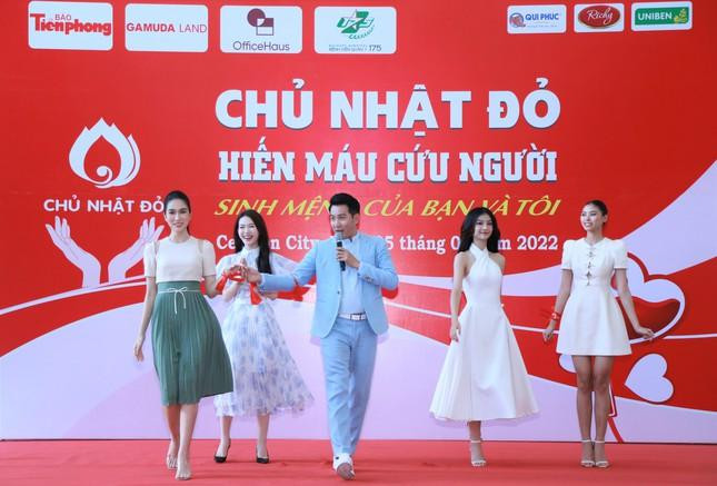 Nguyễn Phi Hùng gửi lời ca tiếng hát trong tiết mục có sự góp mặt của các người đẹp (Ảnh: Ngô Tùng).