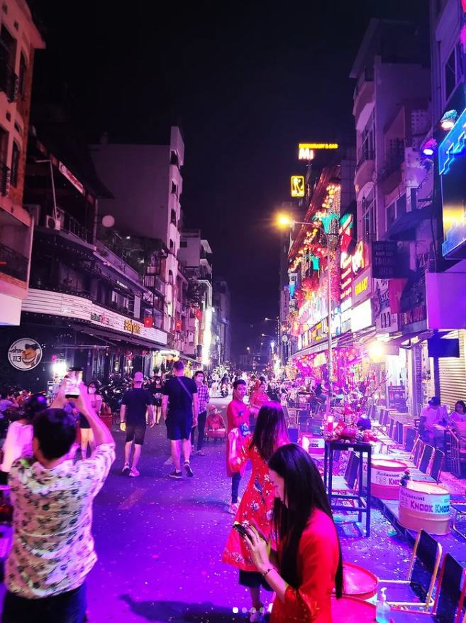 Đường phố nhộn nhịp vào ban đêm tại Bùi Viện (Ảnh: @r.maruyama_abc).