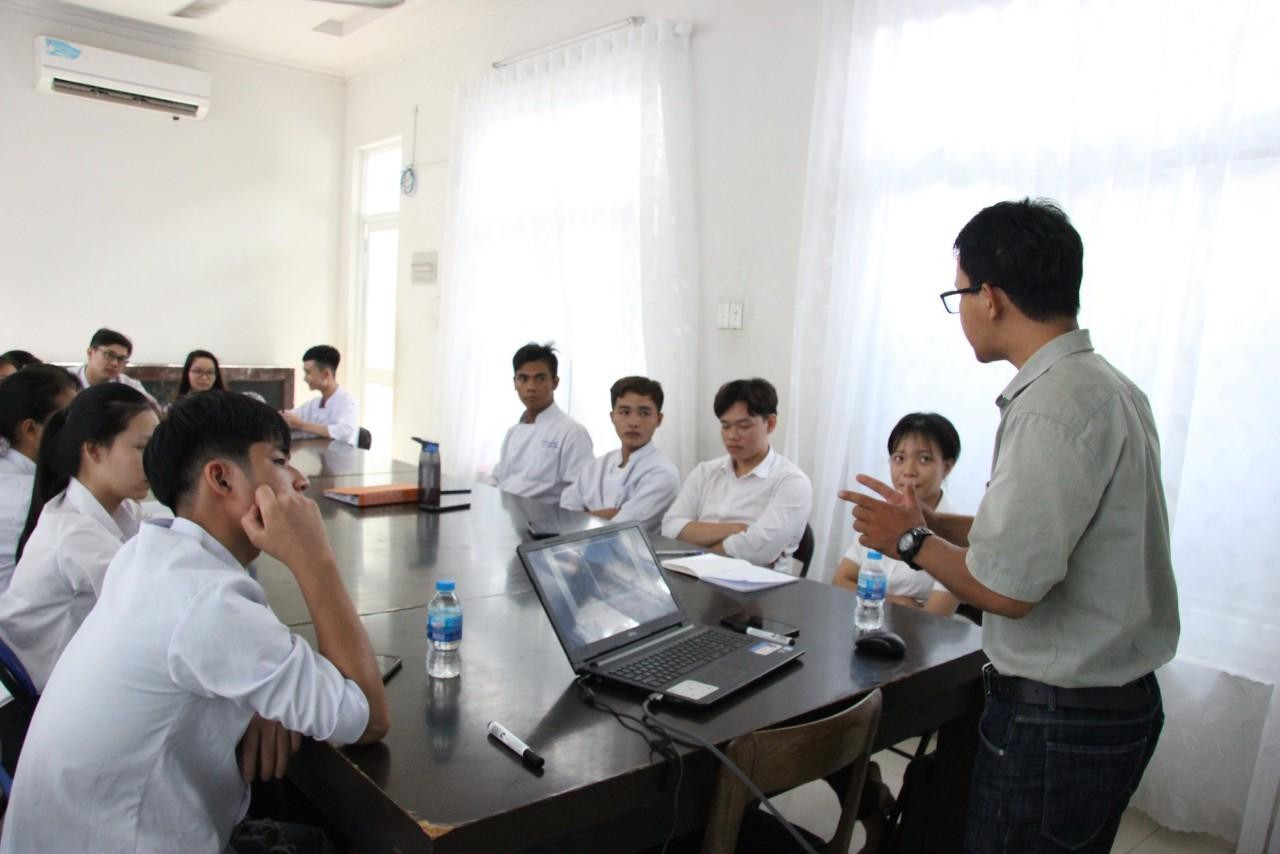 Những buổi chia sẻ của Điểu Vượt với các bạn sinh viên thường xoay quanh chủ đề hướng nghiệp, hiểu và phát triển bản thân.