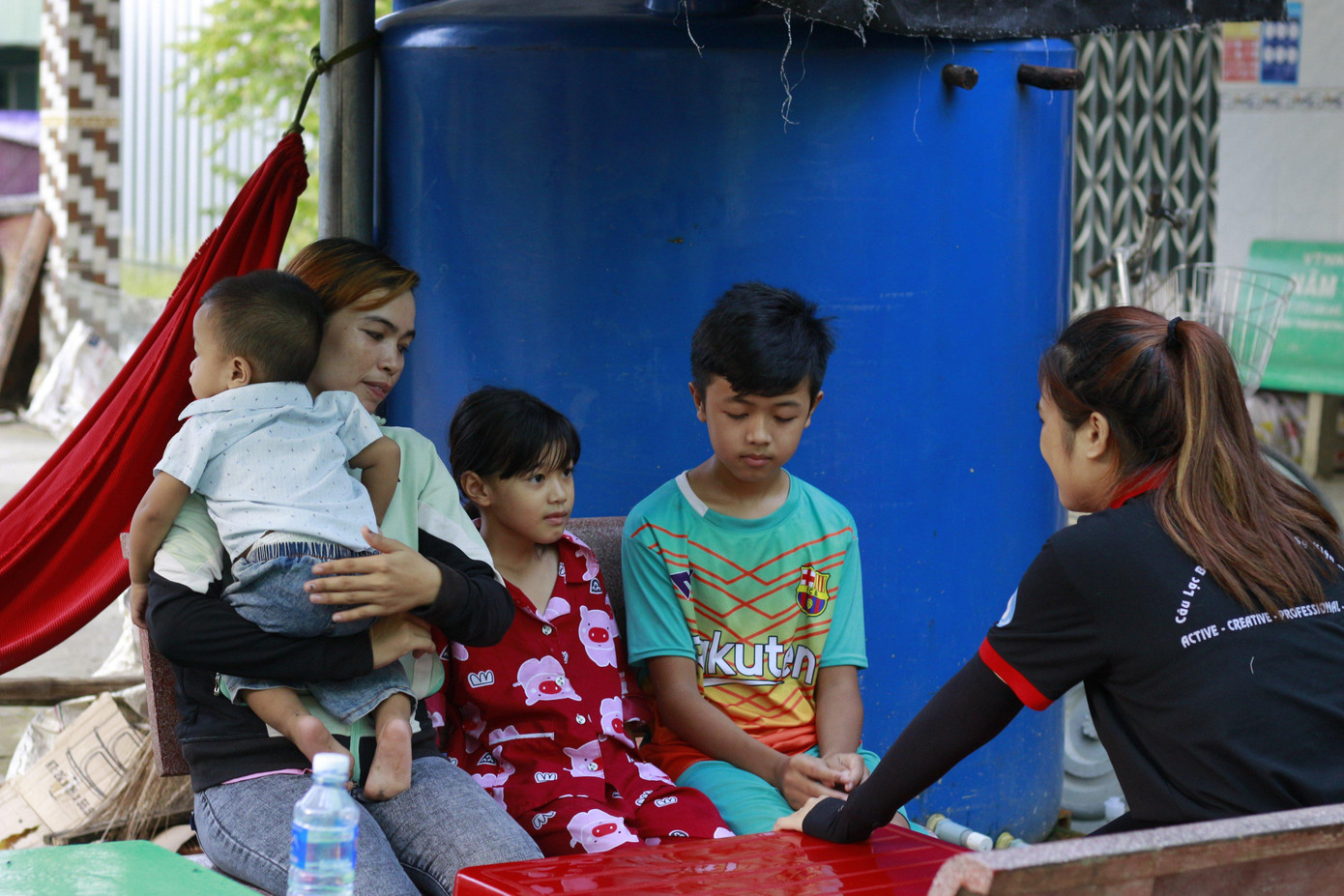 Các thành viên của chương trình đi tiền trạm thăm các hoàn cảnh khó khăn. (Ảnh: NVCC)