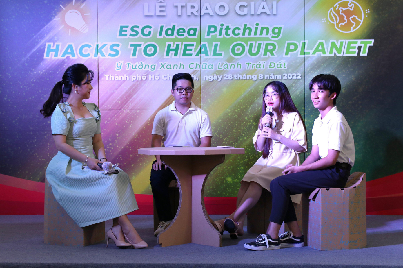 Bộ bàn, ghế cũng được làm từ giấy. Bộ bàn, ghế cũng được làm từ giấy.