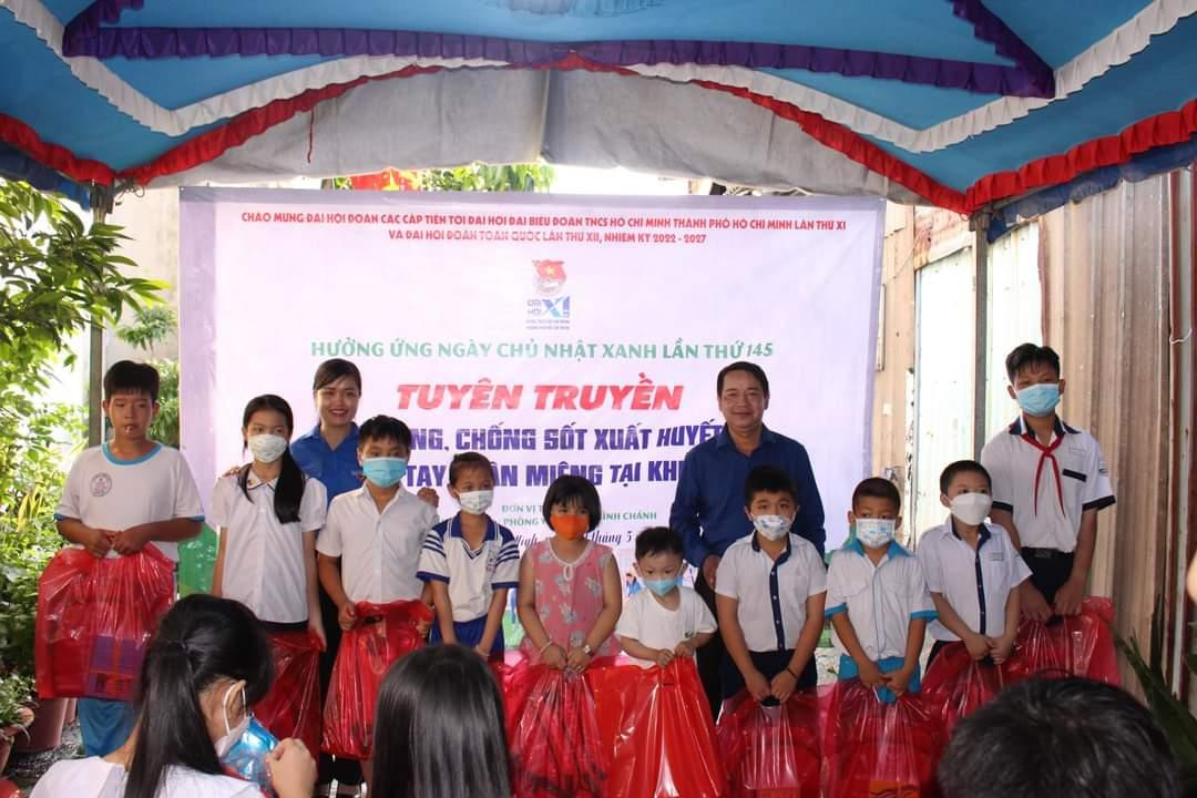 Nhân dịp 1/6, chương trình cũng gửi tặng nhiều phần quà cho các em thiếu nhi. Nhân dịp 1/6, chương trình cũng gửi tặng nhiều phần quà cho các em thiếu nhi.