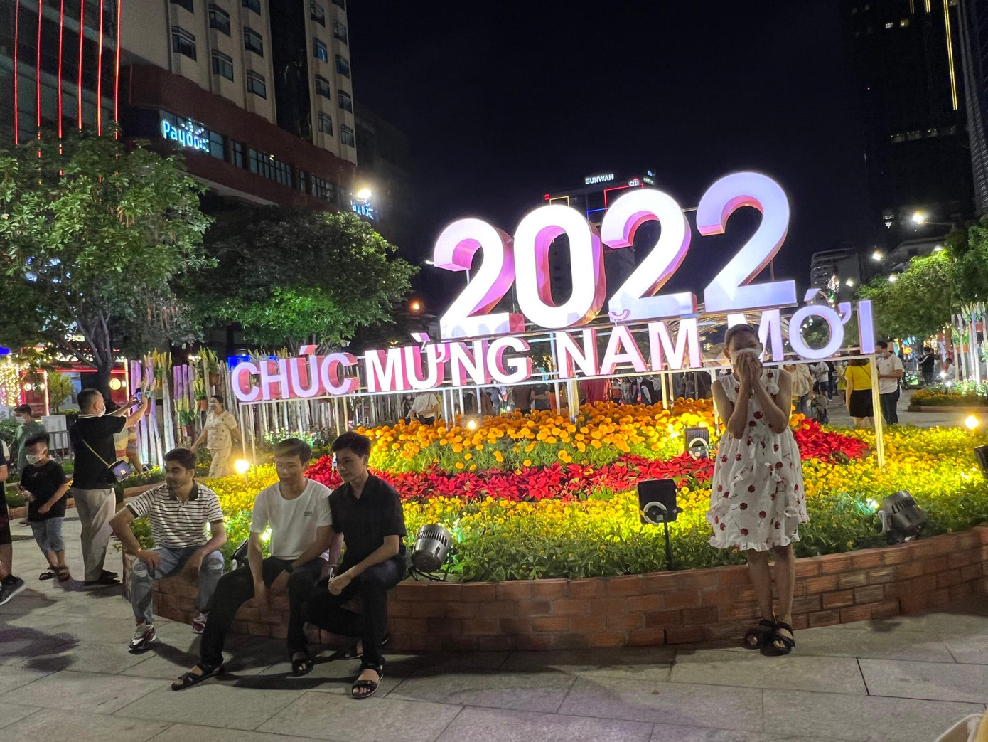 Biểu ngữ "2022 - Chúc mừng năm mới" ở cuối đường hoa cũng là một nơi chụp khoảnh khắc đẹp không kém. Biểu ngữ "2022 - Chúc mừng năm mới" ở cuối đường hoa cũng là một nơi chụp khoảnh khắc đẹp không kém.