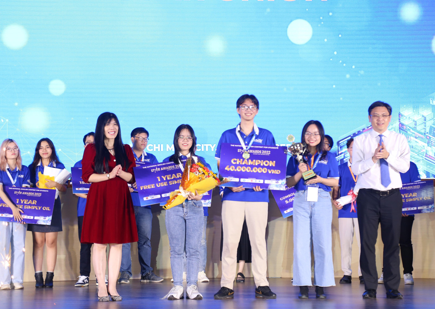 Phó Giám đốc ĐHQG TP. HCM Nguyễn Minh Tâm (ngoài cùng, bên phải) cùng đơn vị đồng hành trao giải Nhất cho đội DataMed. Phó Giám đốc ĐHQG TP. HCM Nguyễn Minh Tâm (ngoài cùng, bên phải) cùng đơn vị đồng hành trao giải Nhất cho đội DataMed.