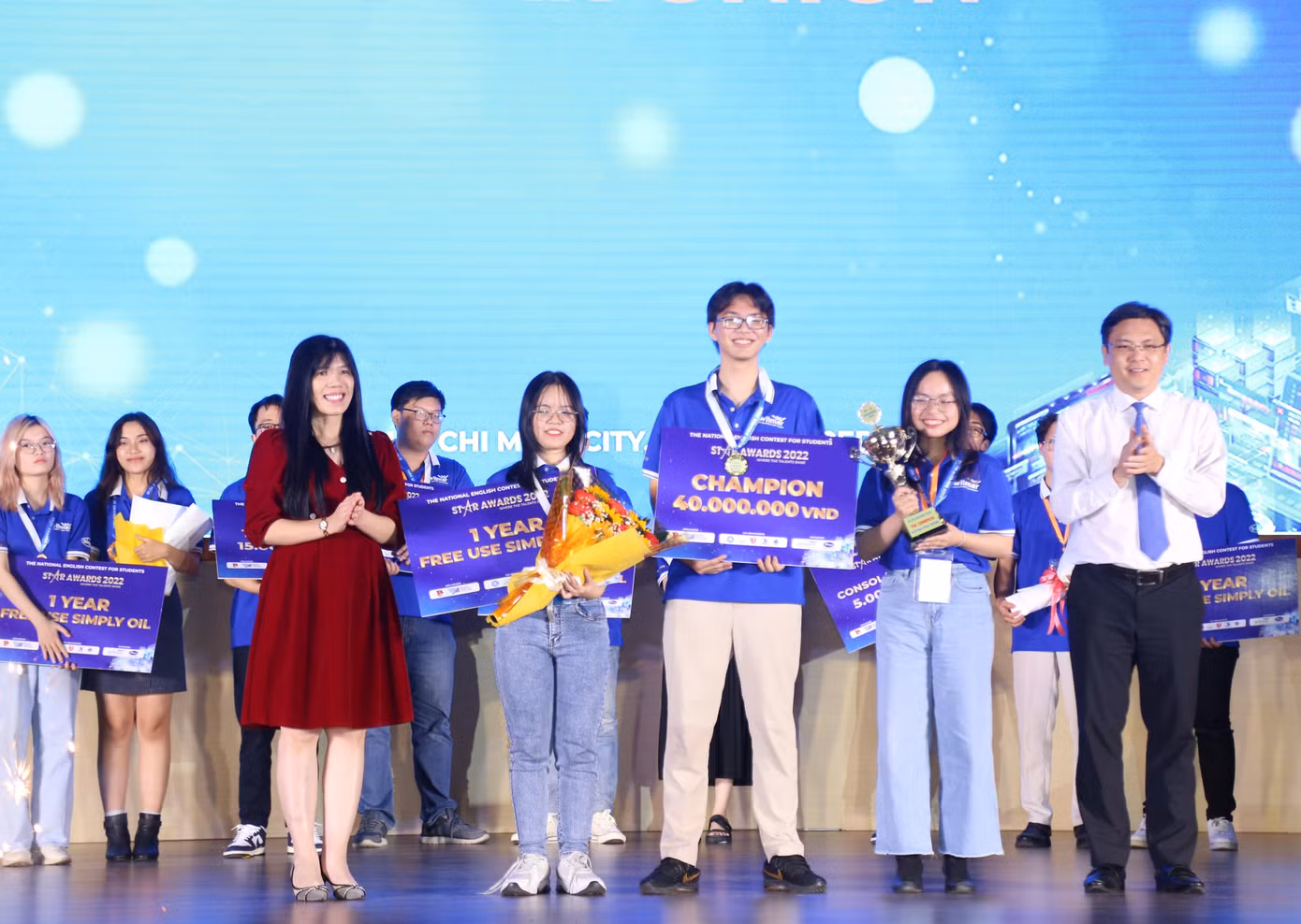 Phó Giám đốc ĐHQG TP. HCM Nguyễn Minh Tâm (ngoài cùng, bên phải) cùng đơn vị đồng hành trao giải Nhất cho đội DataMed.