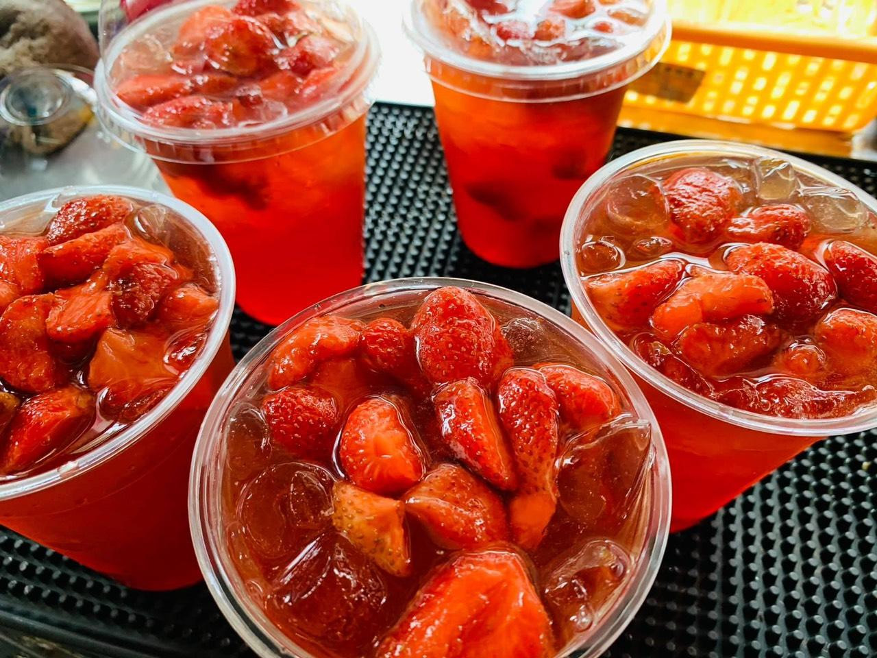 Hình ảnh những ly trà dâu bắt mắt được bạn trẻ truyền nhau trên mạng xã hội.