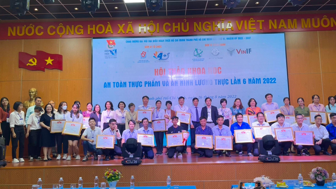 Hội thảo trao giải cho các báo cáo chất lượng. Hội thảo trao giải cho các báo cáo chất lượng.