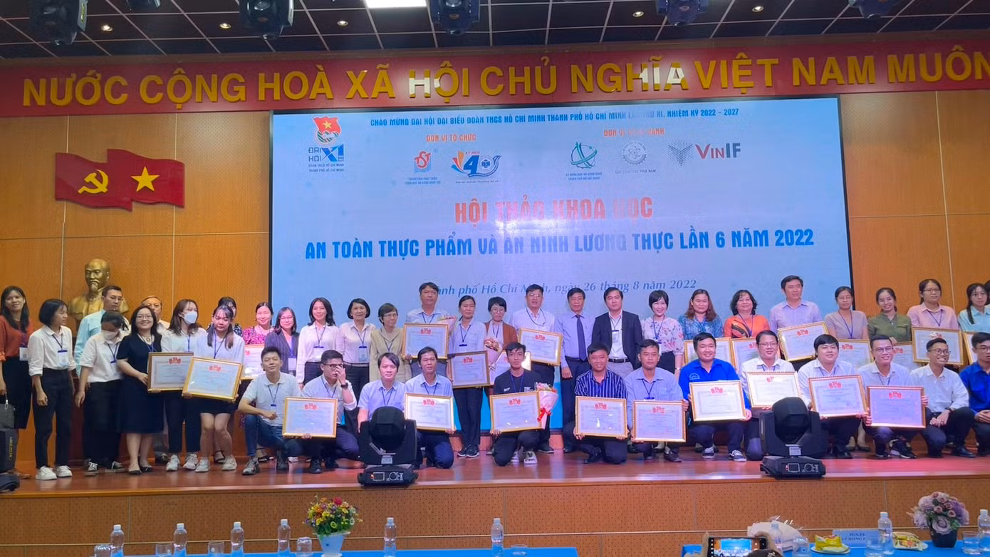 Hội thảo trao giải cho các báo cáo chất lượng.