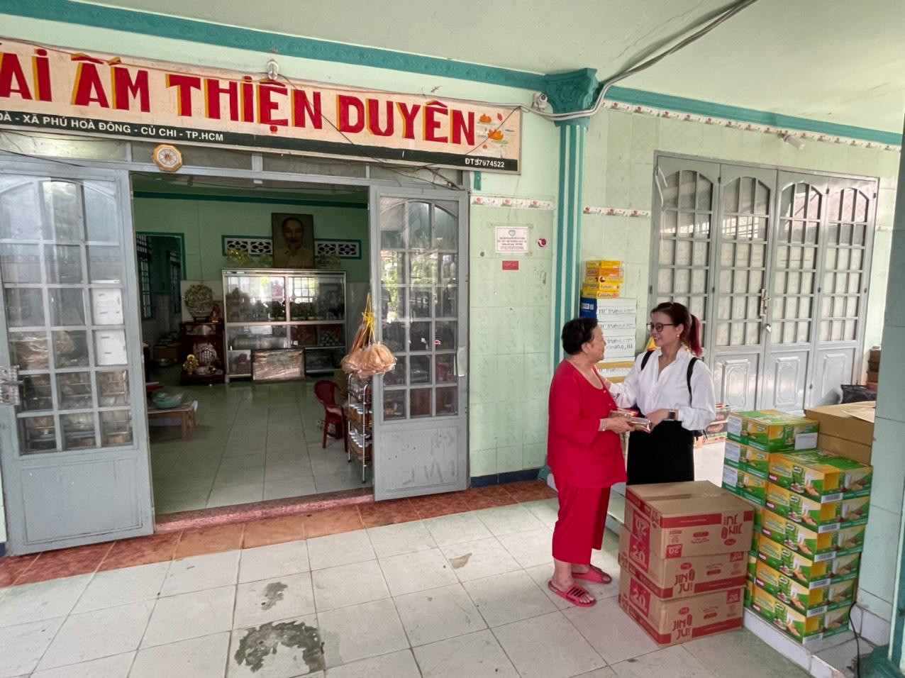 Chị Đặng Thụy Đông Nghi (áo trắng bên phải) – Phó Chủ tịch Công đoàn BĐD báo Tiền Phong tại TP. HCM trao quà cho mái ấm Thiện Duyên.