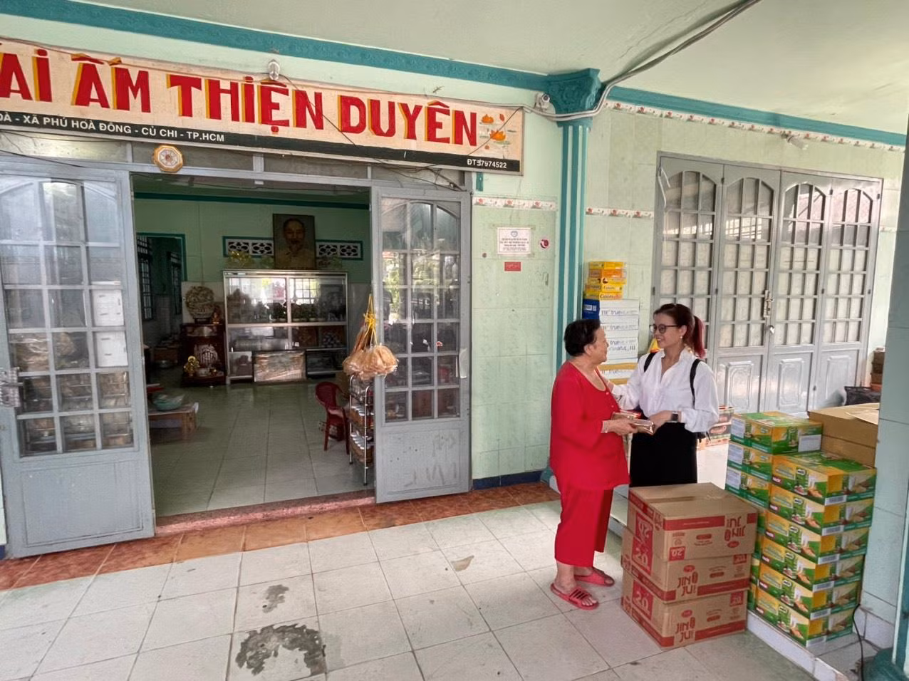 Chị Đặng Thụy Đông Nghi (áo trắng bên phải) – Phó Chủ tịch Công đoàn BĐD báo Tiền Phong tại TP. HCM trao quà cho mái ấm Thiện Duyên.