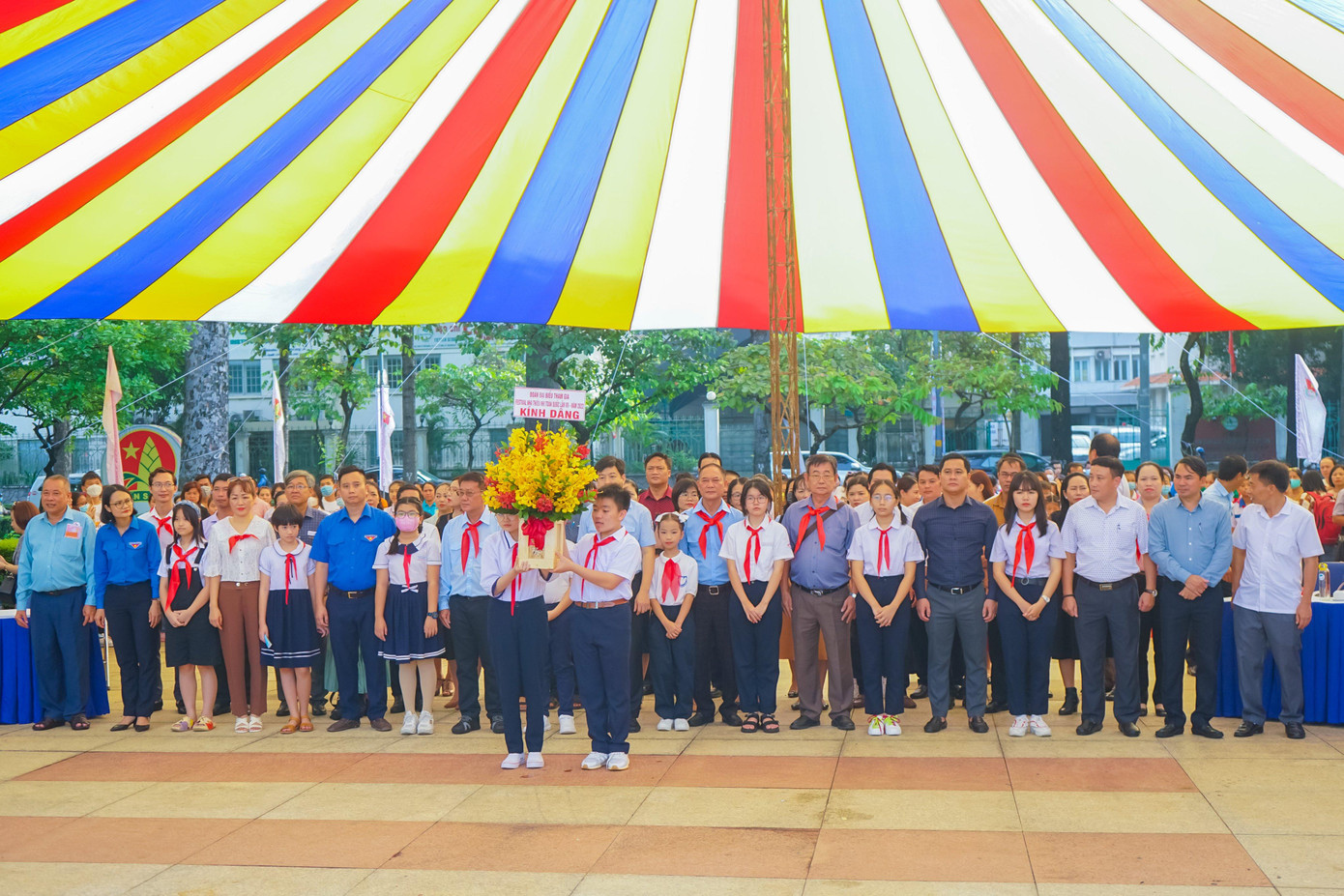 Nhiều Đại biểu thiếu nhi trên cả nước cùng về tham dự Lễ dâng hương. (Ảnh: Hồng Nguyễn)