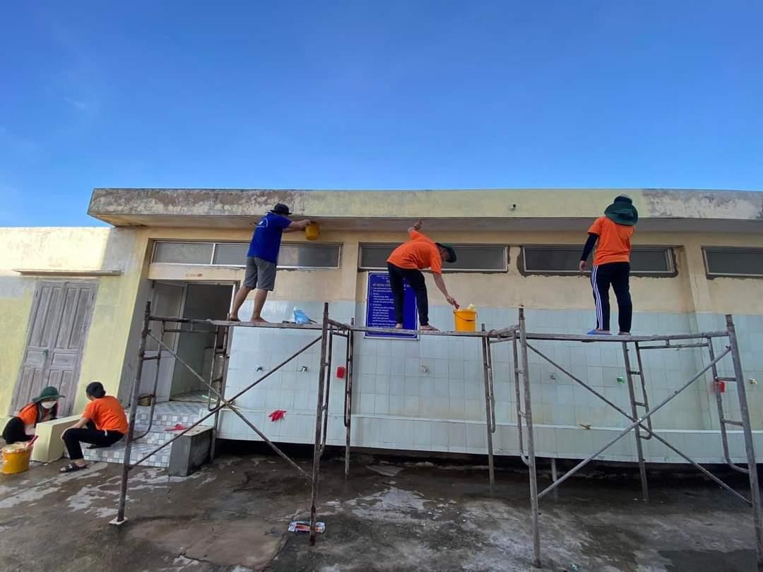 Ngay khi đến huyện đảo Phú Quý các chiến sĩ tình nguyện "Mùa Hè Xanh" bắt tay ngay vào công việc.