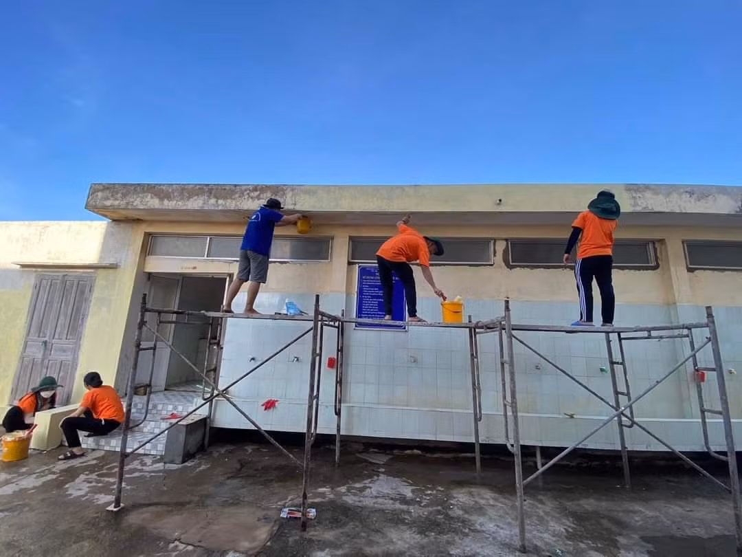 Ngay khi đến huyện đảo Phú Quý các chiến sĩ tình nguyện "Mùa Hè Xanh" bắt tay ngay vào công việc. Ngay khi đến huyện đảo Phú Quý các chiến sĩ tình nguyện "Mùa Hè Xanh" bắt tay ngay vào công việc.