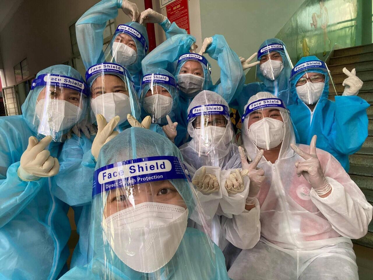 Văn Tài cùng các tình nguyện viên hỗ trợ tiêm vắc xin trong đợt TP. HCM bùng phát dịch.