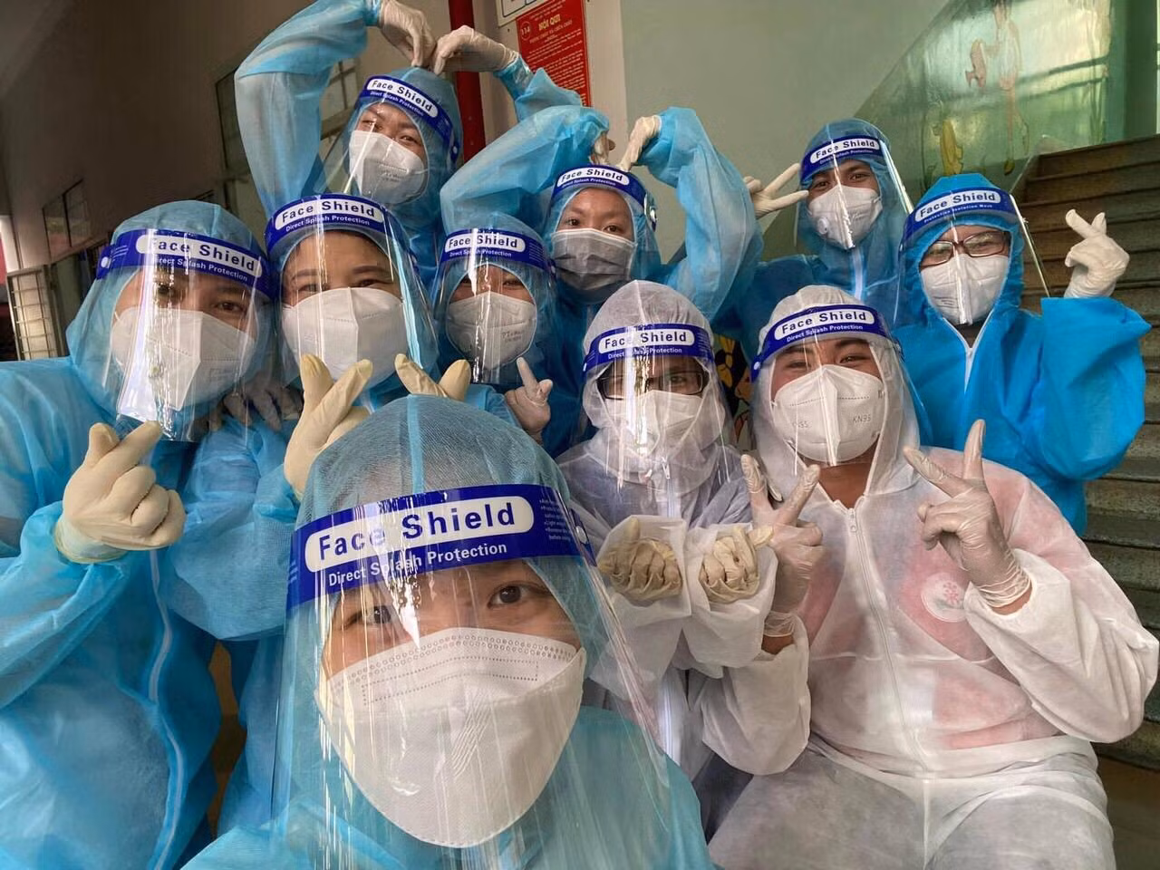 Văn Tài cùng các tình nguyện viên hỗ trợ tiêm vắc xin trong đợt TP. HCM bùng phát dịch.