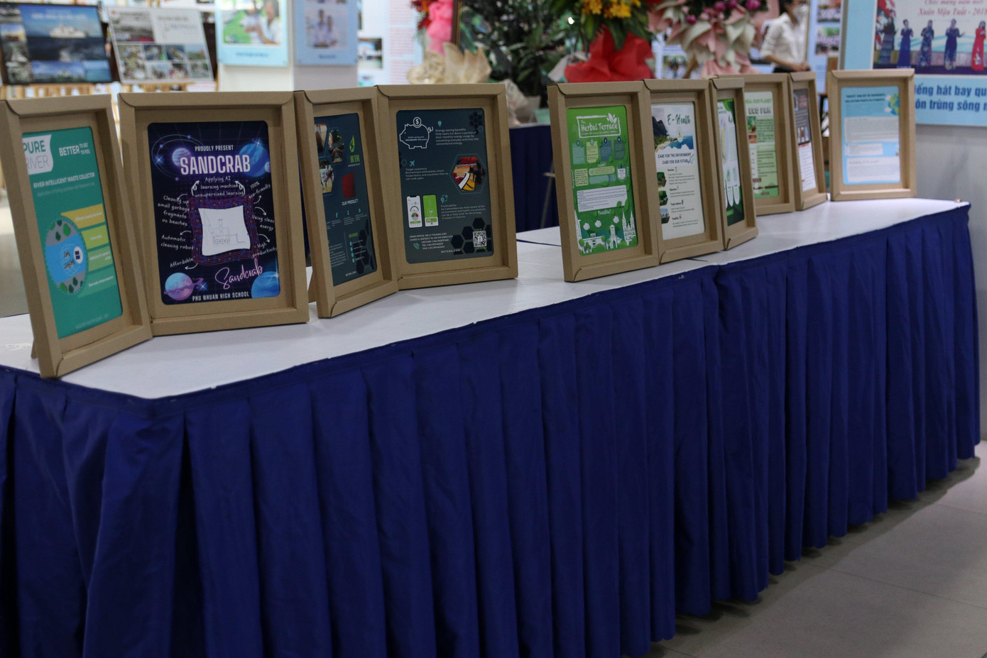 Sự kiện được trang trí và thiết kế với nguyên liệu từ giấy. Sự kiện được trang trí và thiết kế với nguyên liệu từ giấy.