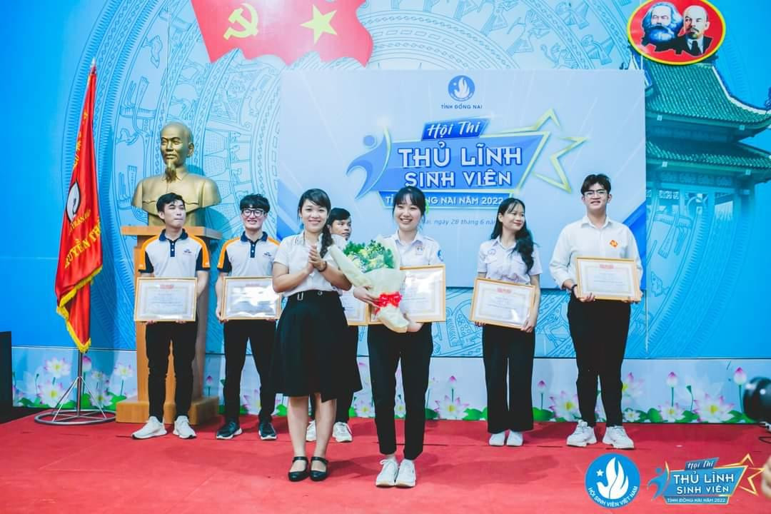Nguyễn Phương Nhi - sinh viên trường ĐH Đồng Nai xuất sắc dành giải Nhất Hội thi “Thủ lĩnh sinh viên tỉnh Đồng Nai” năm 2022. Nguyễn Phương Nhi - sinh viên trường ĐH Đồng Nai xuất sắc dành giải Nhất Hội thi “Thủ lĩnh sinh viên tỉnh Đồng Nai” năm 2022.