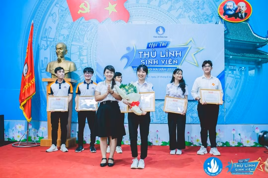 Nguyễn Phương Nhi - sinh viên trường ĐH Đồng Nai xuất sắc dành giải Nhất Hội thi “Thủ lĩnh sinh viên tỉnh Đồng Nai” năm 2022.