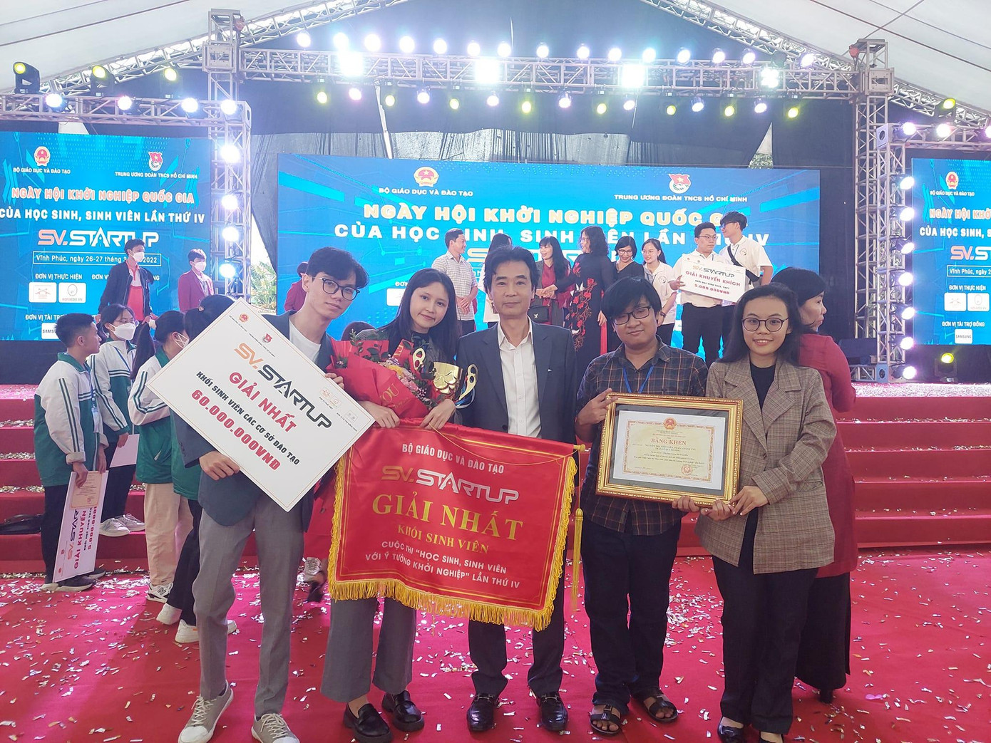 Nhóm thực hiện dự án "ELLA" xuất sắc giành ngôi vị Quán quân cuộc thi "SV-STARTUP". Dự án vượt qua gần 400 dự án trên toàn quốc.