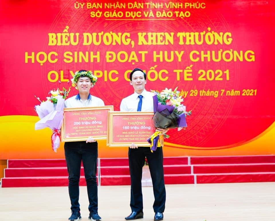 Thầy Lê Xuân Đại là người đồng hành cùng Bình hai năm tham dự kỳ thi. Chia sẻ về người thầy đáng kính, Bình bày tỏ: “Thầy luôn quan tâm và động viên và đưa ra những lời khuyên giúp mình tham khảo được rất nhiều”.