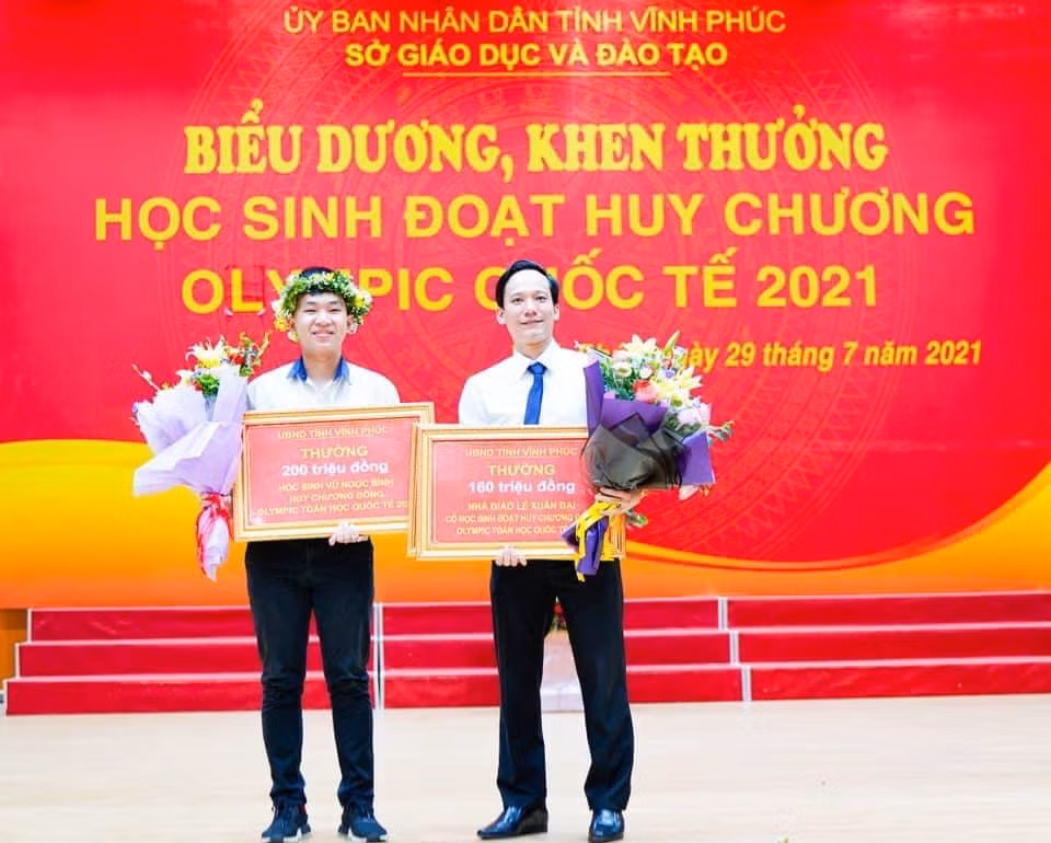 Thầy Lê Xuân Đại là người đồng hành cùng Bình hai năm tham dự kỳ thi. Chia sẻ về người thầy đáng kính, Bình bày tỏ: “Thầy luôn quan tâm và động viên và đưa ra những lời khuyên giúp mình tham khảo được rất nhiều”.