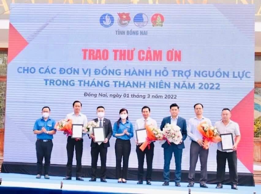 Bí thư Tỉnh Đoàn Đồng Nai Hồ Hồng Nguyên tặng hoa các đơn vị đồng hành với các chương trình của Tháng Thanh niên. Bí thư Tỉnh Đoàn Đồng Nai Hồ Hồng Nguyên tặng hoa các đơn vị đồng hành với các chương trình của Tháng Thanh niên.