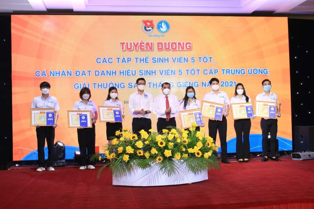 Các bạn "Sinh viên 5 tốt" được vinh danh trong chương trình. Các bạn "Sinh viên 5 tốt" được vinh danh trong chương trình.