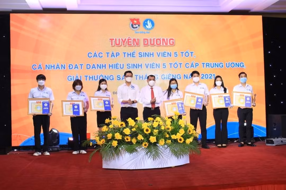 Các bạn "Sinh viên 5 tốt" được vinh danh trong chương trình. Các bạn "Sinh viên 5 tốt" được vinh danh trong chương trình.