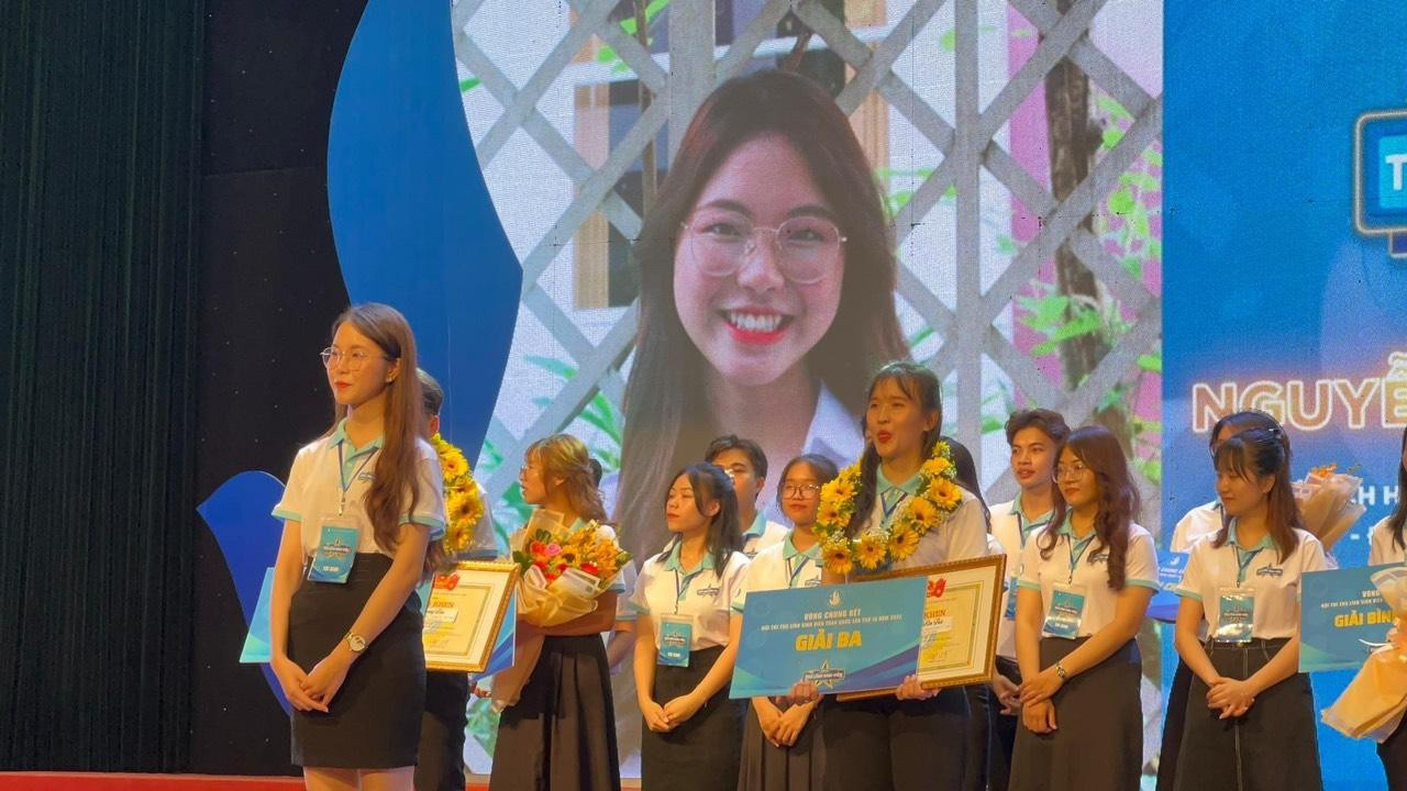 'Mình không cô đơn, vì có rất nhiều anh chị và bạn bè đồng hành trong Hội thi', Châu Anh chia sẻ.