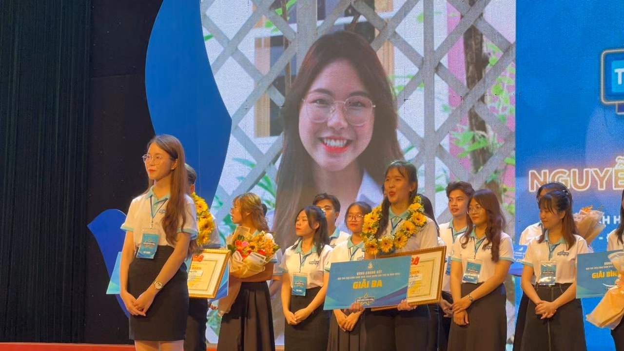 'Mình không cô đơn, vì có rất nhiều anh chị và bạn bè đồng hành trong Hội thi', Châu Anh chia sẻ.