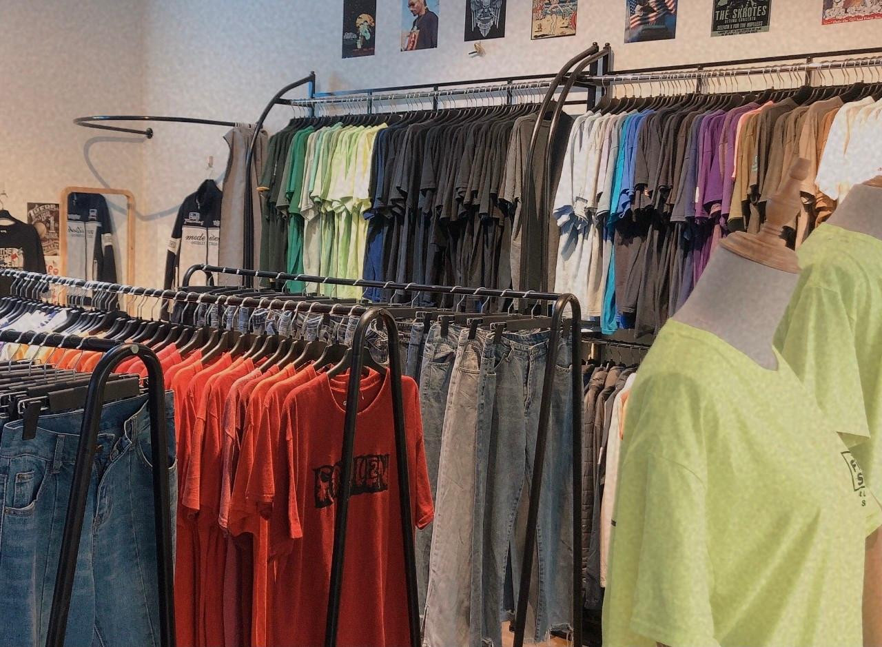 Quần áo “secondhand” với đa dạng kiểu dáng và giá thành phù hợp vẫn là sự lựa chọn hàng đầu của nhiều bạn trẻ.