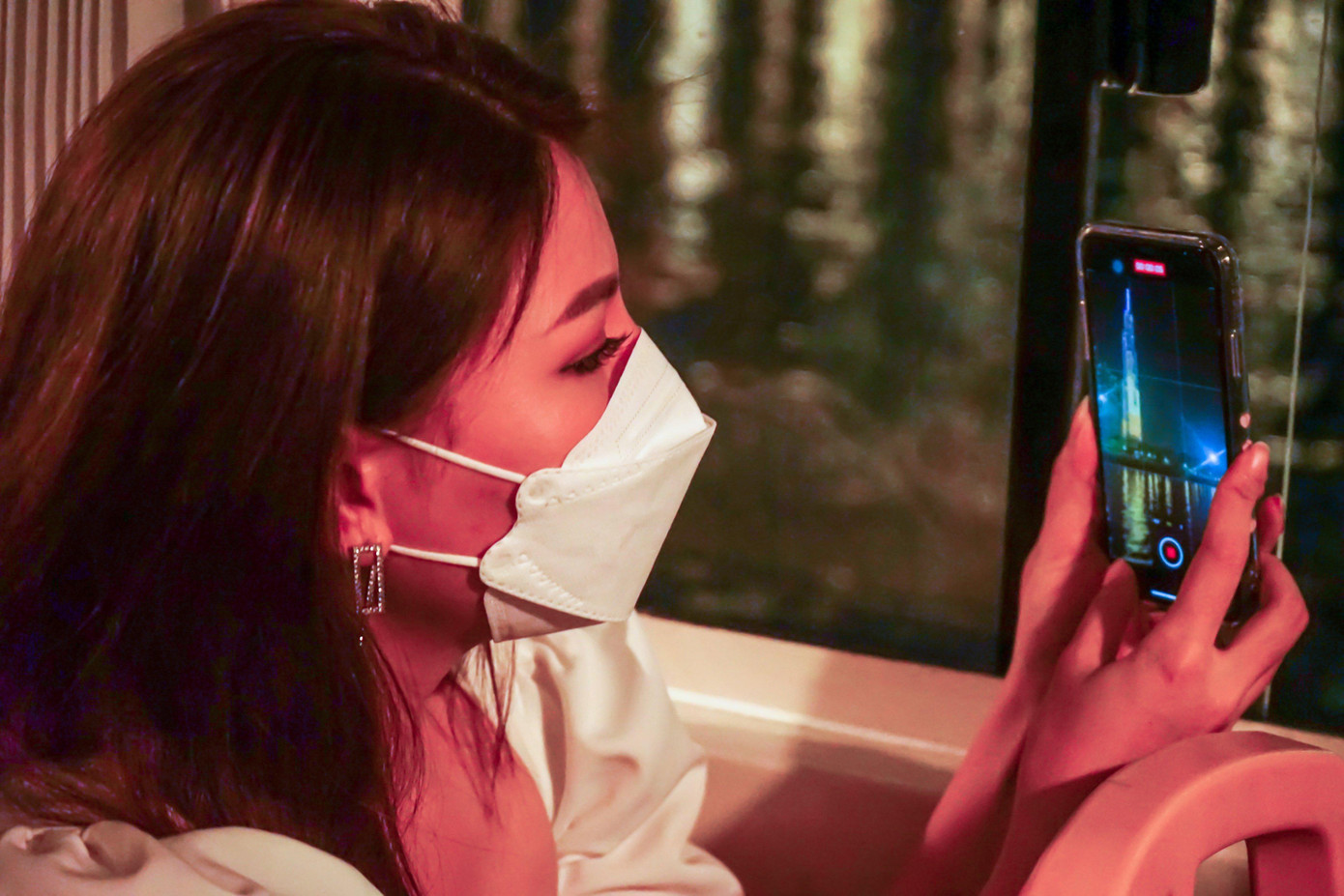 Đúng 18h, tàu buýt bắt đầu xuất phát từ bến Bạch Đằng (quận 1). Trong lúc buýt sông đang di chuyển, nhiều du khách tranh thủ quay video, chụp ảnh để lưu lại trải nghiệm mới mẻ này.