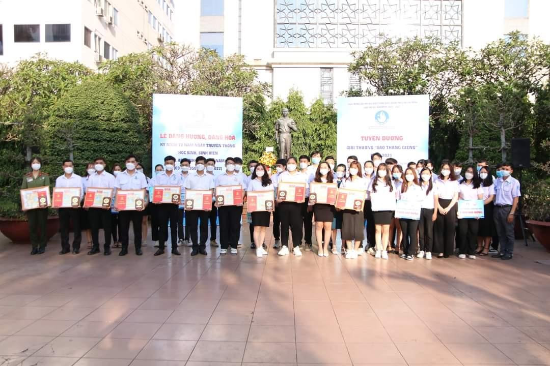 Hội Sinh viên TP. HCM trao học bổng cán bộ cho 23 gương cán bộ Hội và giải thưởng "Sao Tháng Giêng" năm 2021 cho 14 cá nhân điển hình.
