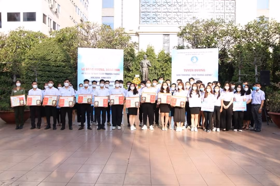 Hội Sinh viên TP. HCM trao học bổng cán bộ cho 23 gương cán bộ Hội và giải thưởng "Sao Tháng Giêng" năm 2021 cho 14 cá nhân điển hình.