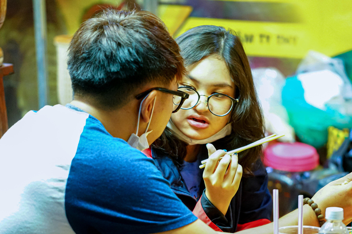 Cặp đôi Hoàng Yến và Minh Bảo (trường ĐH Công nghệ TP. HCM) cho biết, lý do hai bạn chọn các quán bán bánh xèo để ăn cùng nhau vì thấy hương vị và cách đổ bánh tại các quán trong con phố này rất truyền thống và mang đầy hương vị quê hương và giá cũng rất phải chăng. Cặp đôi Hoàng Yến và Minh Bảo (trường ĐH Công nghệ TP. HCM) cho biết, lý do hai bạn chọn các quán bán bánh xèo để ăn cùng nhau vì thấy hương vị và cách đổ bánh tại các quán trong con phố này rất truyền thống và mang đầy hương vị quê hương và giá cũng rất phải chăng.