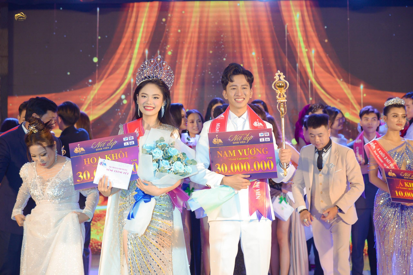 Hoa khôi cuộc thi thuộc về Nguyễn Phạm Thanh Vân (trường ĐH Luật TP. HCM) và danh hiệu Nam vương đã được Ban Tổ chức trao cho Lê Trọng Tín (trường ĐH Văn Lang). (Ảnh: Andy Lưu)