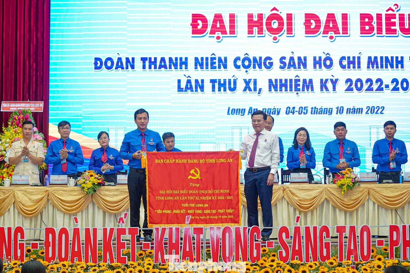 Ông Nguyễn Thanh Hải - Phó Bí thư Thường trực Tỉnh ủy, Trưởng đoàn Đại biểu Quốc hội đơn vị tỉnh Long An (phải) thay mặt lãnh đạo Tỉnh ủy tặng bức trướng với dòng chữ “Tuổi trẻ Long An: Tiên phong, đoàn kết, khát vọng, sáng tạo, phát triển”. Ông Nguyễn Thanh Hải - Phó Bí thư Thường trực Tỉnh ủy, Trưởng đoàn Đại biểu Quốc hội đơn vị tỉnh Long An (phải) thay mặt lãnh đạo Tỉnh ủy tặng bức trướng với dòng chữ “Tuổi trẻ Long An: Tiên phong, đoàn kết, khát vọng, sáng tạo, phát triển”.