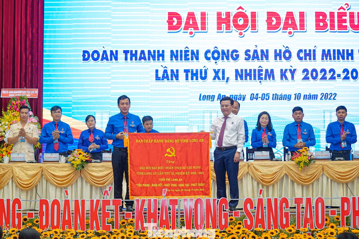 Ông Nguyễn Thanh Hải - Phó Bí thư Thường trực Tỉnh ủy, Trưởng đoàn Đại biểu Quốc hội đơn vị tỉnh Long An (phải) thay mặt lãnh đạo Tỉnh ủy tặng bức trướng với dòng chữ “Tuổi trẻ Long An: Tiên phong, đoàn kết, khát vọng, sáng tạo, phát triển”.