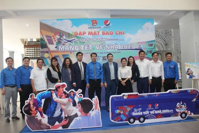 Chương trình 'Mang Tết về nhà" năm 2023 giúp người lao động xa nhà có hoàn cảnh khó khăn có dịp được đoàn tụ cùng gia đình dịp Tết Nguyên đán. Chương trình 'Mang Tết về nhà" năm 2023 giúp người lao động xa nhà có hoàn cảnh khó khăn có dịp được đoàn tụ cùng gia đình dịp Tết Nguyên đán.