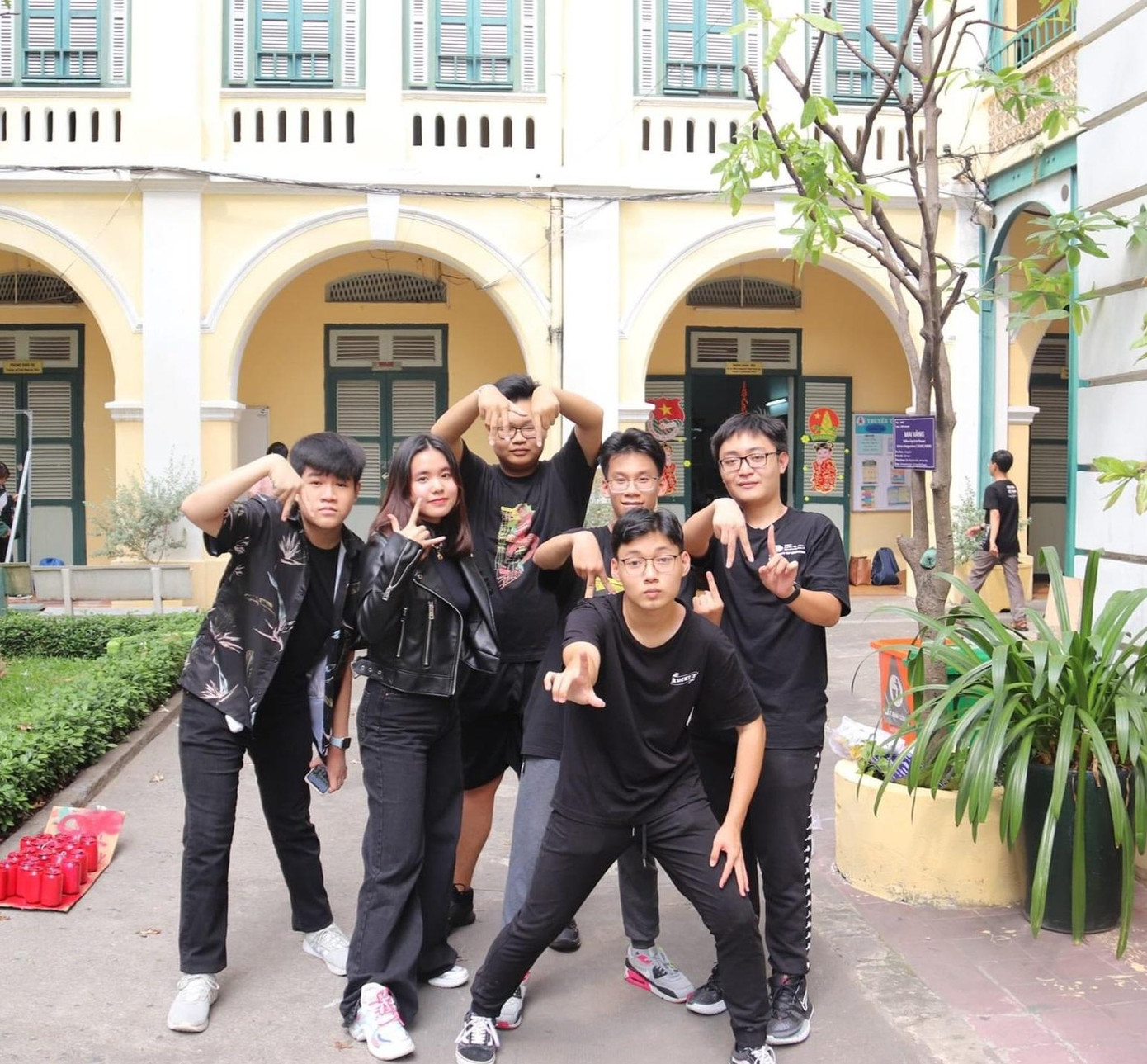 Bảo Khiêm biểu diễn âm nhạc cùng các bạn. Bảo Khiêm biểu diễn âm nhạc cùng các bạn.