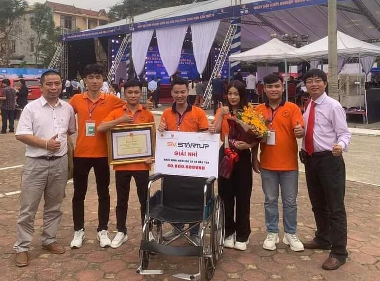 Nhóm dự án thiết bị hỗ trợ xe lăn điện Antomov giành giải Nhì trong "Cuộc thi SV-Starup". Nhóm dự án thiết bị hỗ trợ xe lăn điện Antomov giành giải Nhì trong "Cuộc thi SV-Starup".