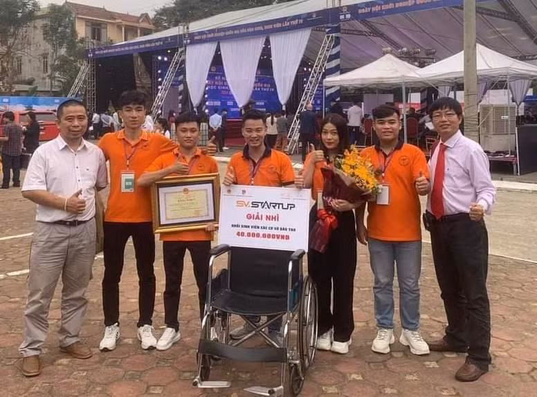 Nhóm dự án thiết bị hỗ trợ xe lăn điện Antomov giành giải Nhì trong "Cuộc thi SV-Starup".