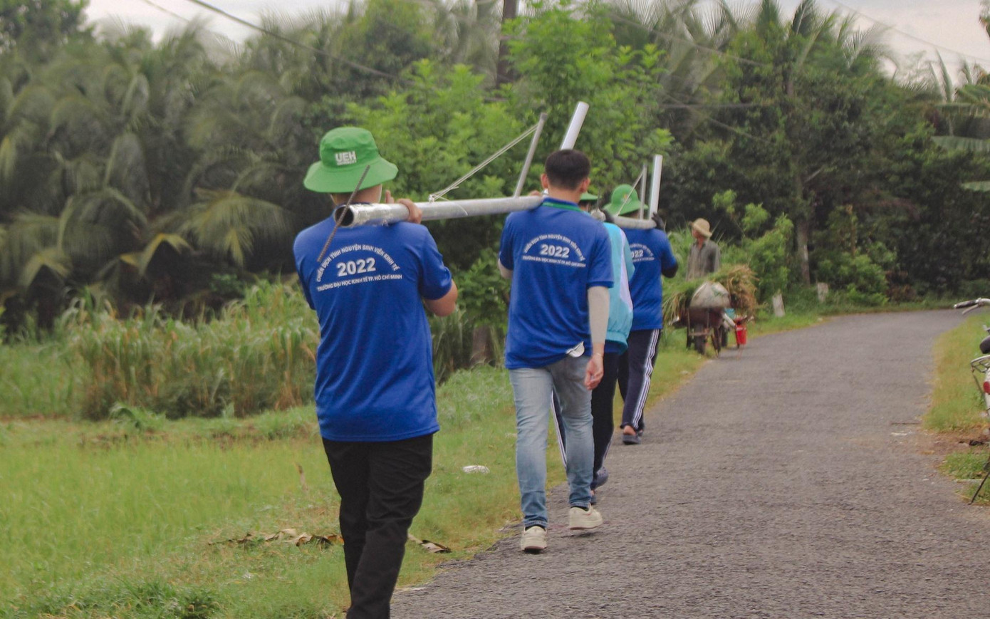 Chiến sĩ Mùa hè xanh của trường ĐH Kinh tế TP HCM thực hiện công trình Thắp sáng đường quê. Chiến sĩ Mùa hè xanh của trường ĐH Kinh tế TP HCM thực hiện công trình Thắp sáng đường quê.