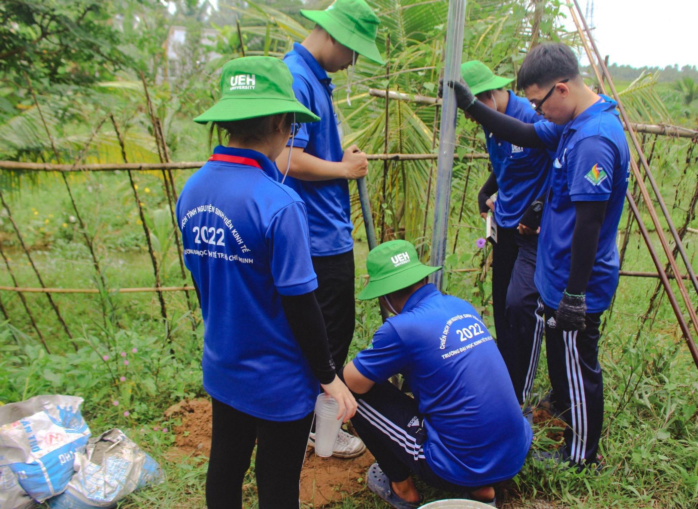 Các chiến sĩ đang thực hiện công đoạn dựng cọc sắt cho công trình. Các chiến sĩ đang thực hiện công đoạn dựng cọc sắt cho công trình.
