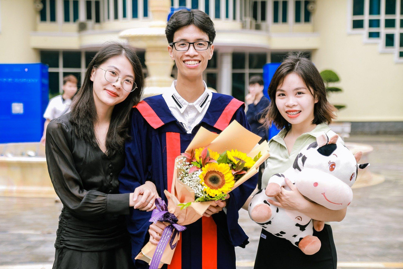 Trần Đắc Quang (giữa) đã có nhiều bài học thực tế trong quá trình thực tập. (Ảnh: NVCC)