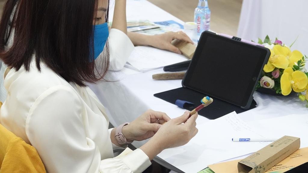 Đội Eco Fighters với sản phẩm bàn chải thân thiện với môi trường. Đội Eco Fighters với sản phẩm bàn chải thân thiện với môi trường.